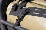 Detailaufnahme einer Sport- und Reisetasche, die mit Cargo Straps an einem Cargobike befestigt ist.
