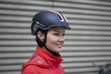 Frau mit Fahrradhelm