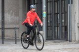 Eine Frau fährt ein E-Bike in der Stadt.