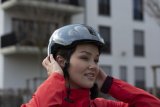 Frau mit Fahrradhelm