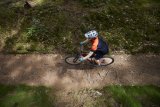 Mountainbiker auf Waldweg von oben.