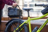 Frau nimmt Fahrradtasche von Gepäckträger
