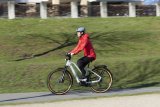 FRau fährt mit E-Bike im Frühling