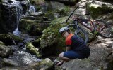 Mountainbiker sitzt an Wasser 