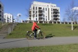 Frau fährt E-Bike in der Stadt