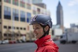 Frau mit Fahrradhelm in Stadt