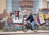 Frau fährt mit E-Bike durch Berlin