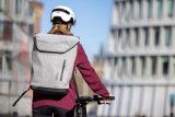 Fahrradfahrerin mit Rucksack