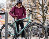 Frau schließt Fahrrad an