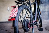Ein rotes Kennzeichen am hinteren Schutzblech eines E-Bikes.