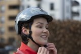 Frau schließt Fahrradhelm