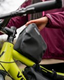 Fahrrad mit Tasche auf dem Oberrohr