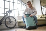 Frau packt Fahrradrucksack