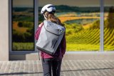 Frau mit Rucksack auf der Schulter