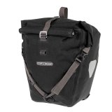 Freisteller einer geschlossenen schwarzen Hinterradtasche.