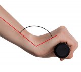 Seitenansicht einer angewinkelten Hand am Fahrradlenker. Überlagerte Linien illustrieren den Winkel zwischen Unterarm und Hand.