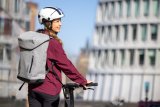 Radfahrerin mit Rucksack