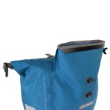Freisteller einer geöffneten blauen Fahrradtasche.