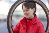 Frau hält Fahrradreifen