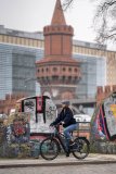 Frau fährt mit E-Bike durch Berlin