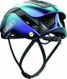Ein grün und blau changierender Fahrradhelm von schräg hinten vor weißem Hintergrund.