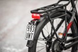 Detailaufnahme des Kennzeichens am hinteren Gepäckträger eines S-Pedelecs.