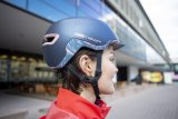 Frau mit Fahrradhelm