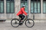 Frau auf E-Bike