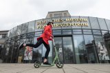 Frau fährt mit Roller
