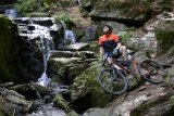 Mountainbiker vor Wasserfall