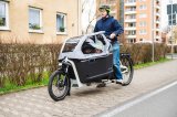 Mann fährt mit Lastenrad