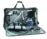 Eine offene Tasche mit einem Fahrrad in Einzelteilen darin.