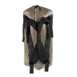 Freisteller der Rückseite einer olivgrünen Sport- und Reisetasche, mit Tragesystem.