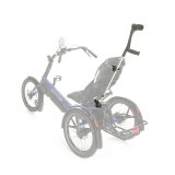 Eine Unterarmgehstütze an der Rückseite des Sitzes eines Liegedreirads.