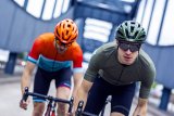 Zwei Rennradfahrer fahren auf den Betrachter zu.