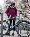 Frau schließt Fahrrad an