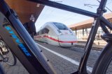 Ein Fernverkehrszug der Deutschen Bahn durch einen E-Bike-Rahmen fotografiert.