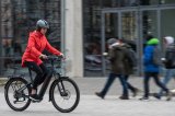 Frau fährt E-Bike in Stadt