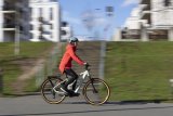 Frau fährt mit E-Bike in der Stadt