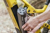 Detailaufnahme davon, wie ein integrierter Akku aus dem Rahmen eines E-Bikes entnommen wird.