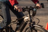 Der vordere Bereich eines E-Bikes mit einer Lampe mit ungewöhnlich großem Gehäuse am Lenker.