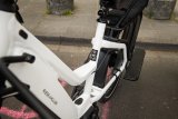 Detailaufnahme eines E-Bike-Rahmens mit einem Aufkleber, der auf einen GPS-Tracker hinweist.