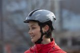 Frau mit Fahrradhelm