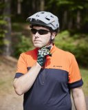 Ein Mann öffnet den Kinnriemen seines Fahrradhelms.