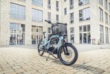 Cargobike steht vor Gebäude.