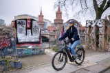 Frau fährt mit E-Bike durch Berlin