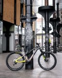 E-Mountainbike lehnt an Säule