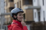 Frau mit Fahrradhelm