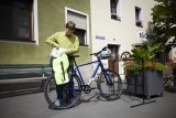 Mann mit Fahrrad für Bäckerei