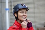 Frau schließt Fahrradhelm